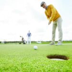 Golfeur essayant d'améliorer son putting golf