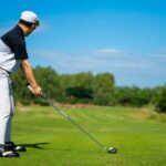 Golfeur en pleine concentration pour éviter de faire un slice