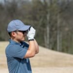 Golfeur évaluant son Slope golf sur un parcours de golf