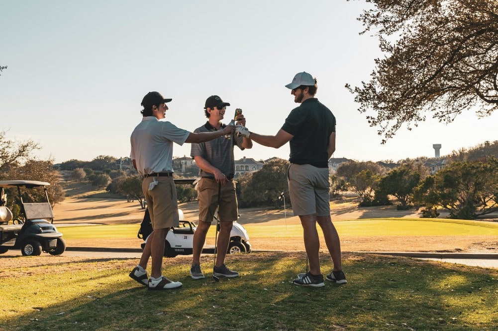 Équipe de tris golfeurs préparant une partie de scramble golf