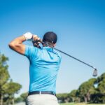 Golfeur essayant plusieurs clubs pour trouver sa distance par club de golf