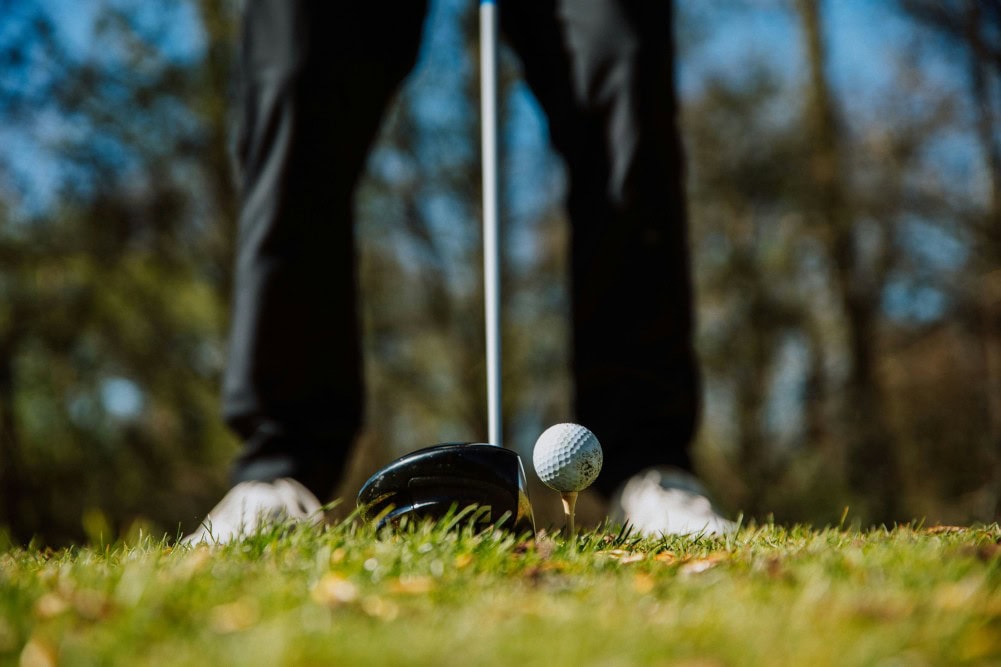 Golfeur préparant sa position pour éviter la socket au golf