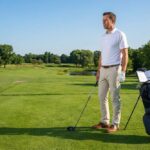Golfeur sur un parcours avec un test corrigé carte verte golf pour obtenir sa carte verte golf