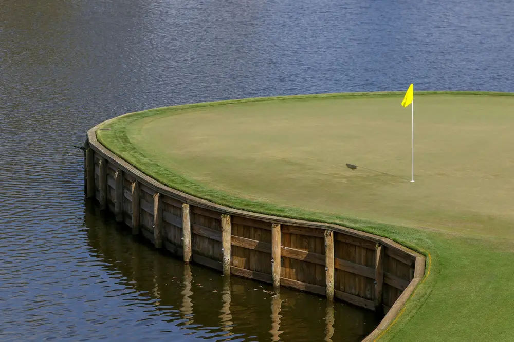Green en île entouré d'eau avec drapeau jaune – zone à pénalité balle perdue au golf