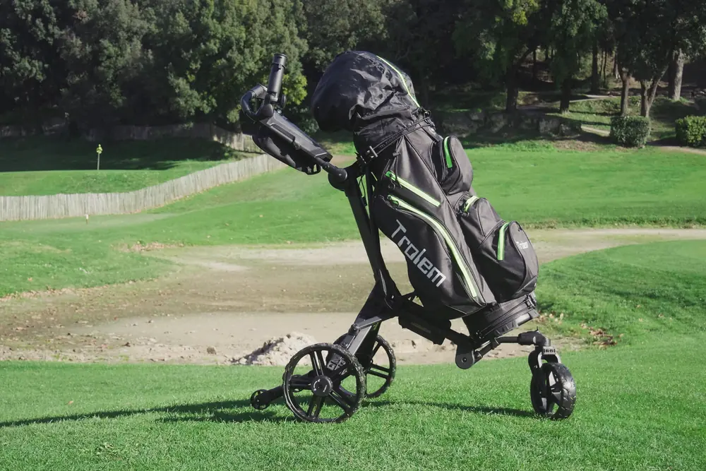 Chariot de golf électrique Trolem 3 roues avec sac sur fairway près d'un bunker — modèle français