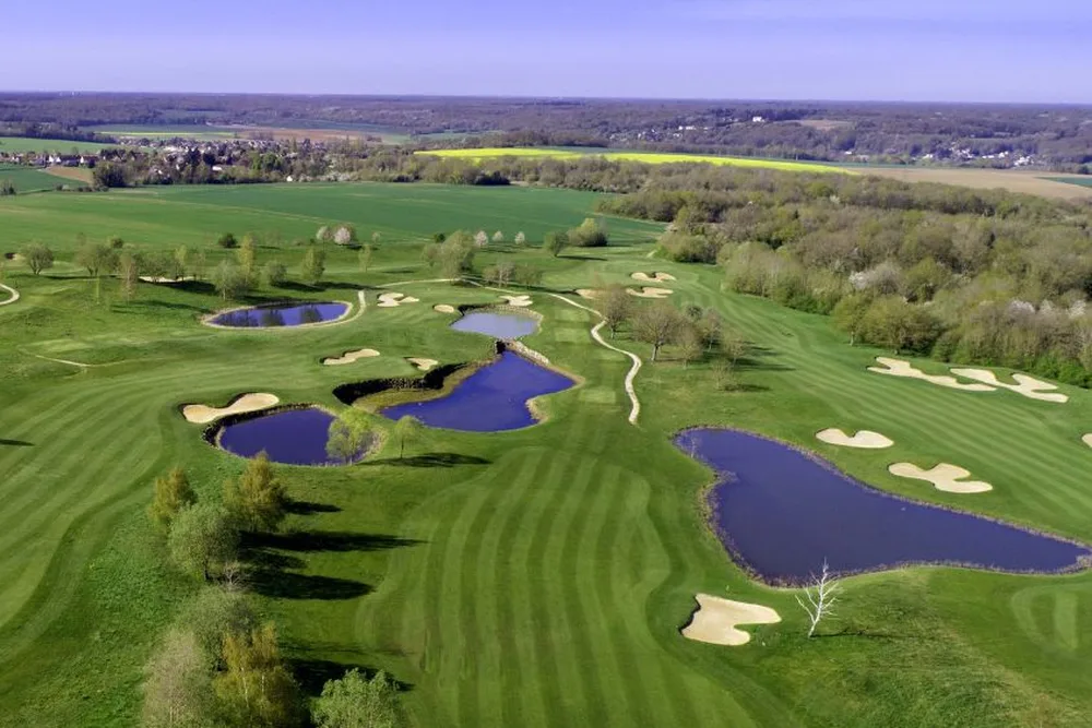 Vue aérienne du parcours de golf de Crécy-la-Chapelle avec plans d'eau et bunkers — golf est Paris Seine-et-Marne