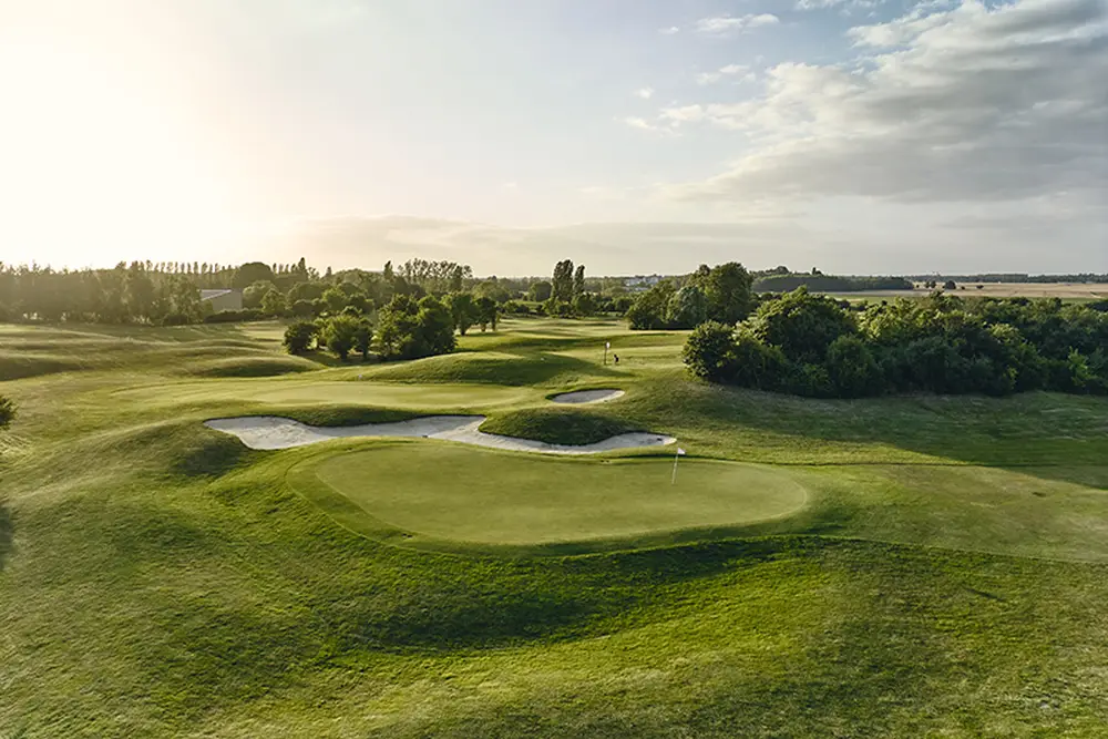 Parcours de l'Aigle au Golf National avec green et bunkers entourés de fairways — golf Île-de-France compétition