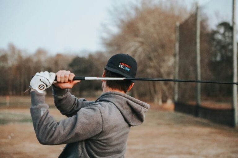 Golfeur montrant comment choisir un gant de golf