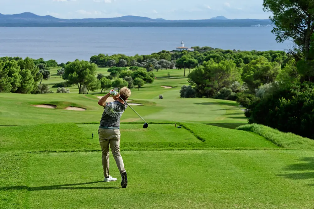 Golfeur en traversée complète avec driver — corriger hook golf rotation buste chemin club