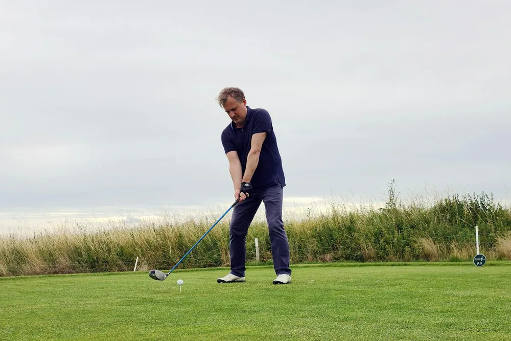 Golfeur à l'adresse avec driver au départ — position balle et plan de swing hook golf