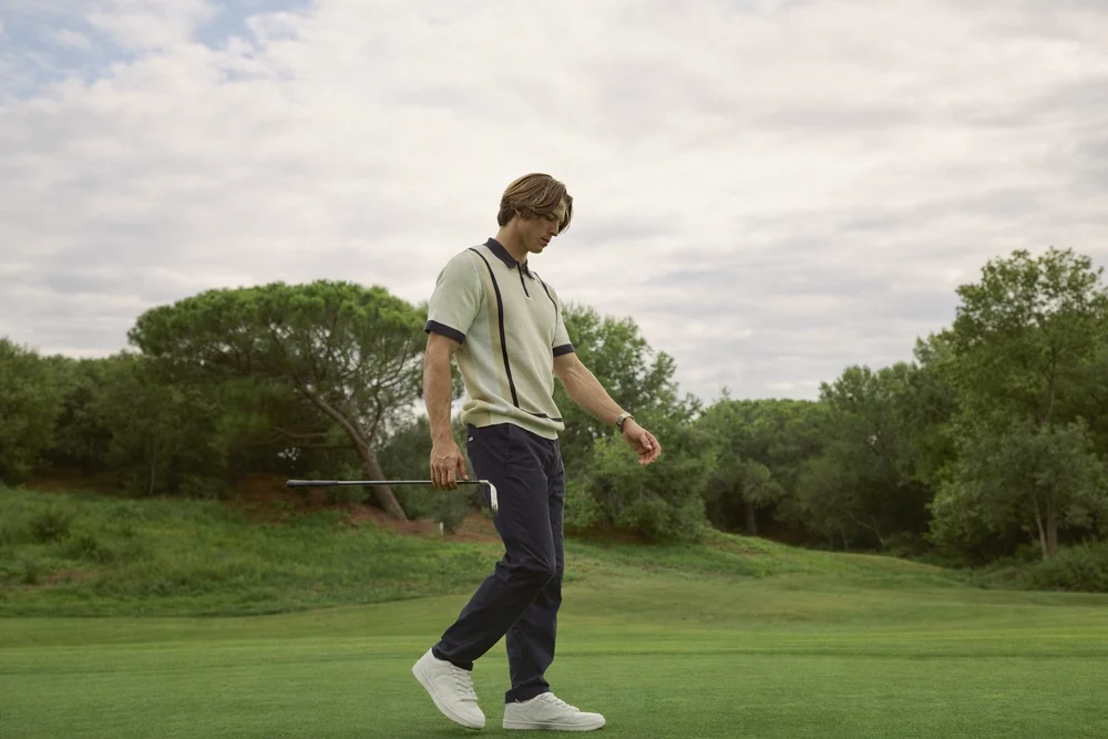 Golfeur en polo et pantalon technique sur le fairway – tenue golf dress code parcours