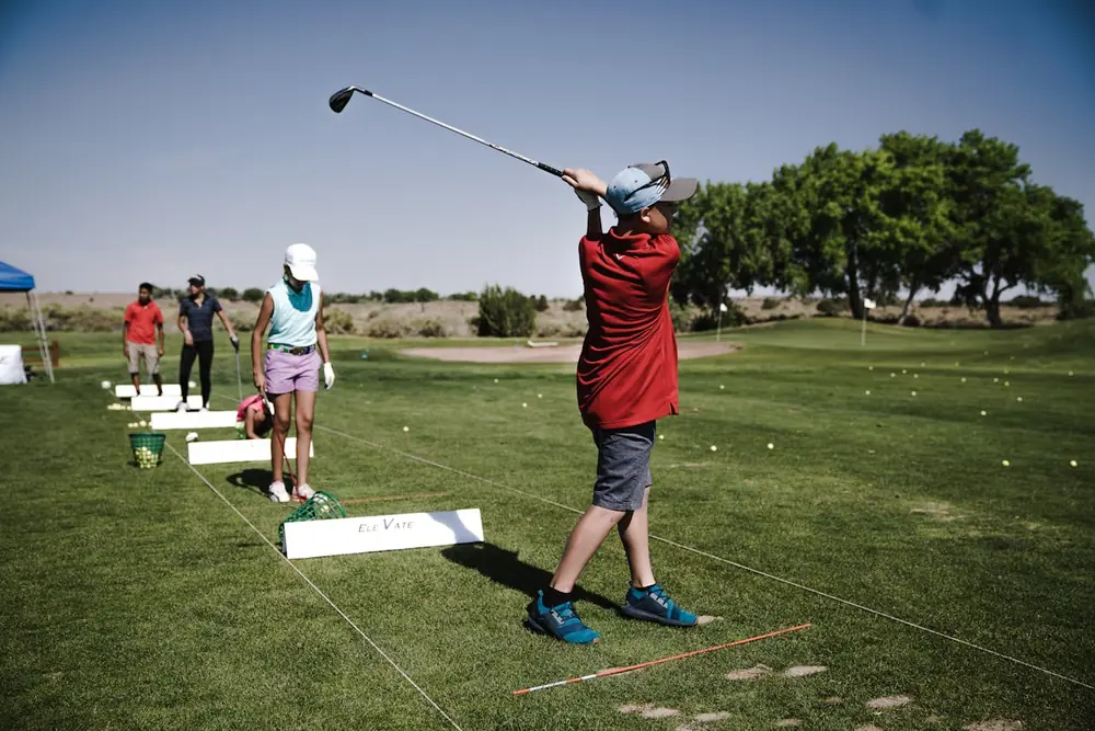 Position des pieds d'un golfeur à l'impact sur le fairway, analyse alignement golf en vidéo