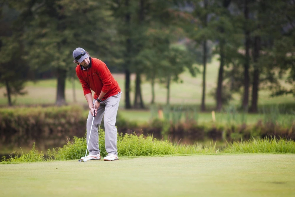 Golfeur avec un bon alignement golf au putting