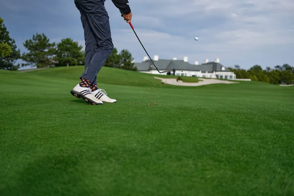 Position des pieds d'un golfeur à l'impact sur le fairway, analyse alignement golf en vidéo