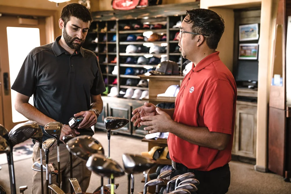 Conseil d'un professionnel en pro-shop pour le choix d'un club golf débutant