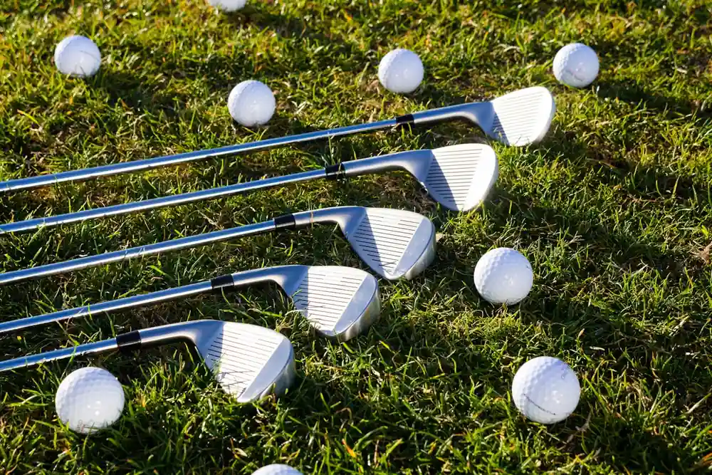 Fers de golf tolérants avec semelles larges et sweet spot élargi, idéals pour un débutant