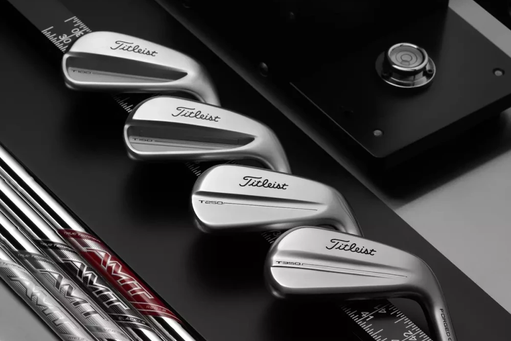Gamme de fers Titleist T100 T150 T250 T350 illustrant la progression cavity back du Game Improvement au Players Cavity