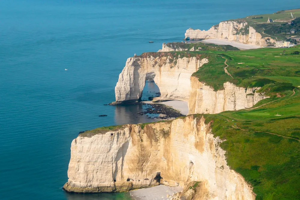 Falaises de craie d'Étretat avec vue sur la Manneporte et le golf en surplomb