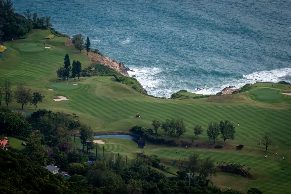 Vue aérienne d'un parcours golf vue mer France avec greens en bord d'océan