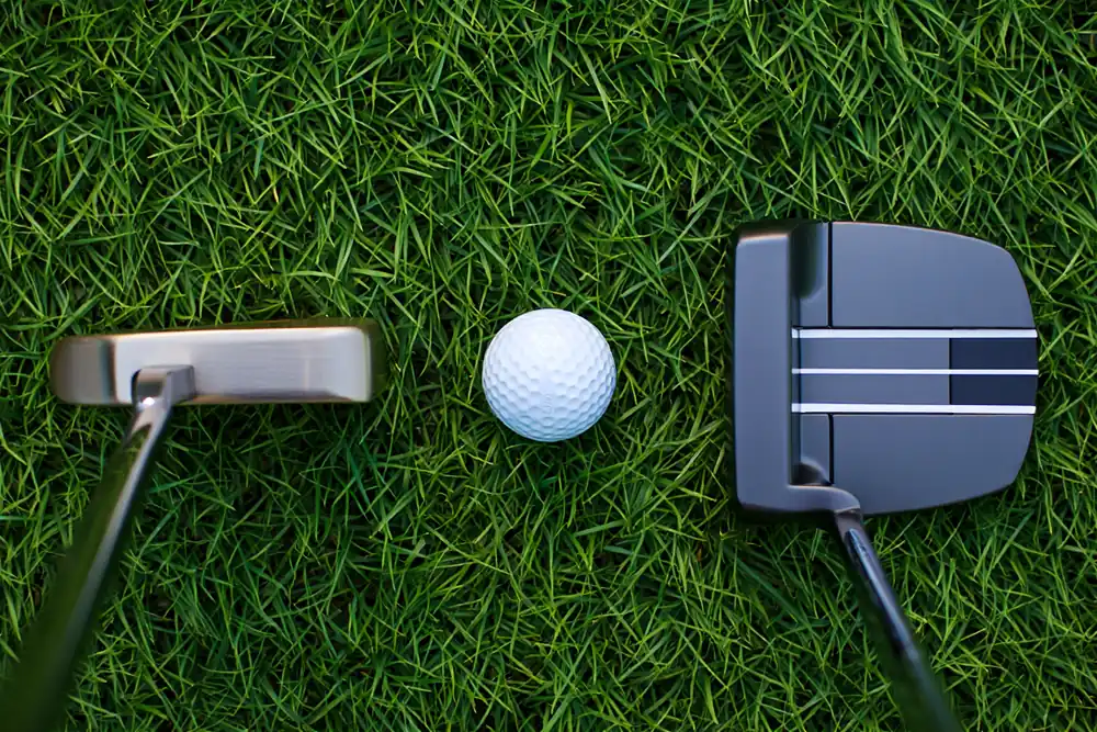 Comparaison vue de dessus d'un putter lame et d'un putter maillet posés sur green