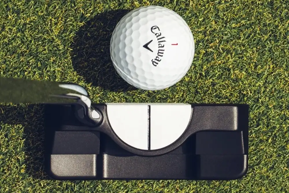 Putter Odyssey Ai-DUAL Double Wide 1/2 Ball vu en position d'adresse avec aide à l'alignement demi-disque