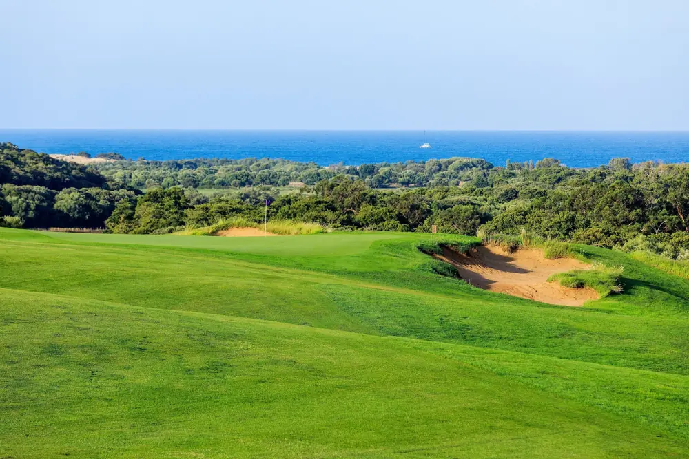 Green du golf de Murtoli en Corse avec une vue sur la mer Méditerranée