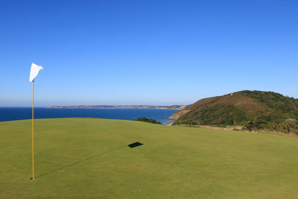 Green du Golf de Pléneuf-Val-André face à la mer en Bretagne, séjour golf France sur la Côte d'Émeraude