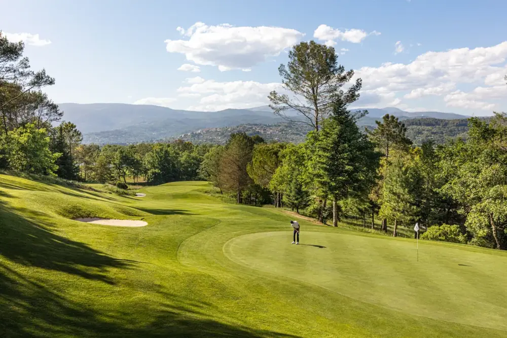 Parcours Le Château de Terre Blanche en Provence avec vue sur les collines et un golfeur sur le green, séjour golf France