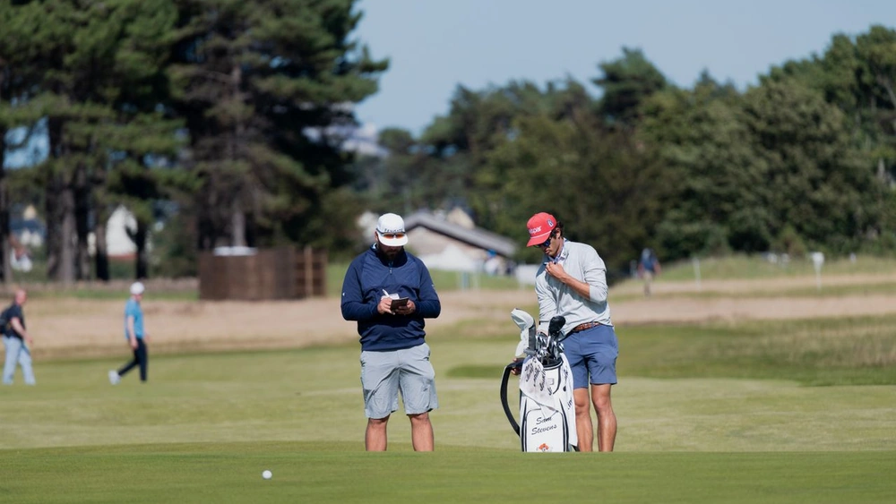 Deux golfeurs amateurs notant leur score sur le parcours pour suivre leur index