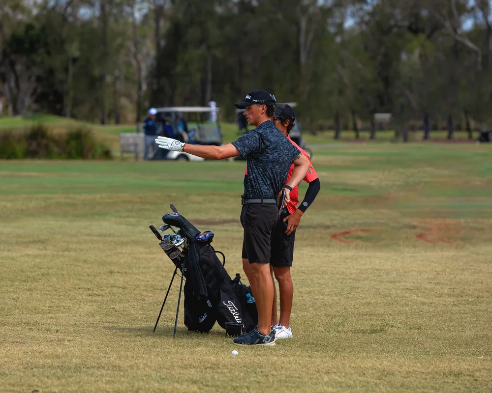 Comment faire une approche au golf : technique, choix du club et stratégie