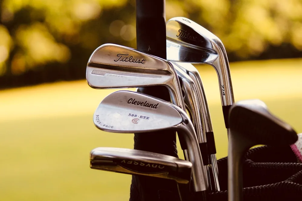 Têtes de fers et de wedges rangées dans un sac de golf ouvert