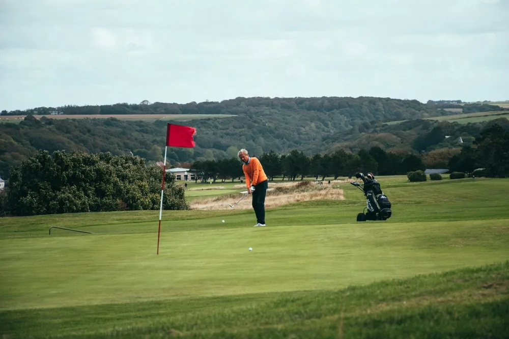 Jouer au golf avec du vent : les ajustements qui sauvent votre score