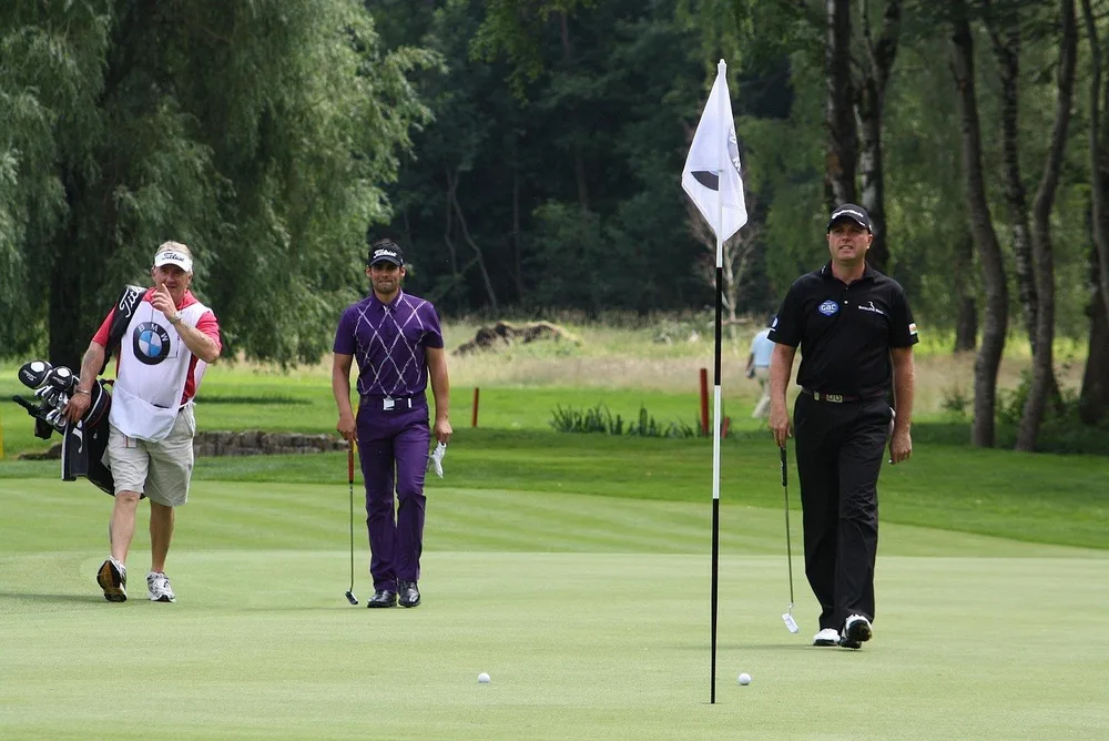 Golfeurs autour du drapeau sur un green de la Ryder Cup